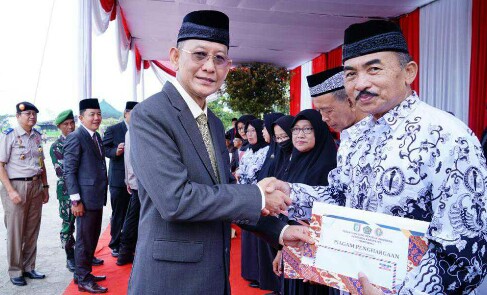 Pj Bupati Pimpin Jalannya Upacara Peringatan Hardiknas Tahun 2023 & Hari Otda Ke-27