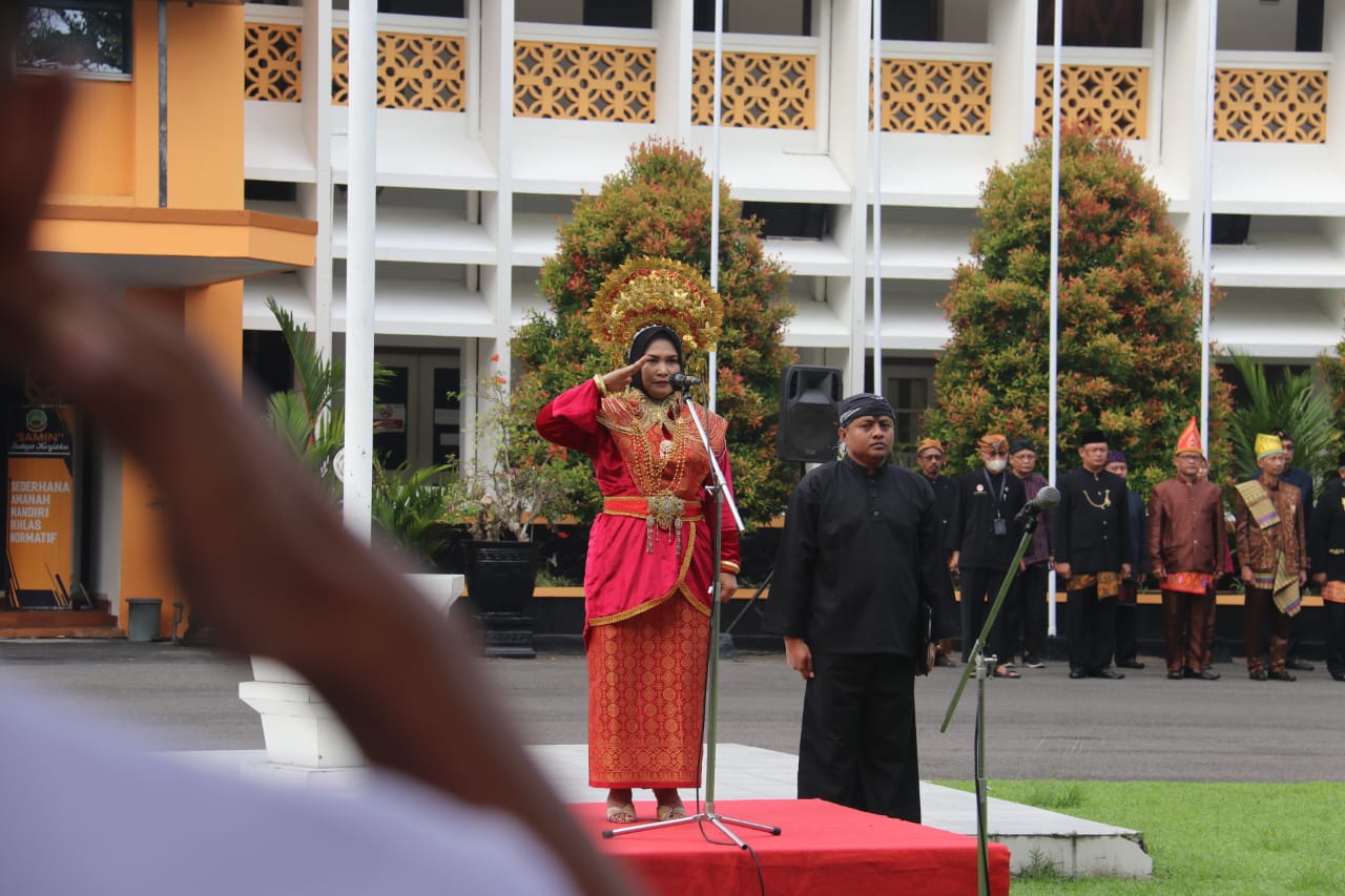 Tri Yuli Setyowati,”Pendidik Menjadi Role Model Para Siswanya,”