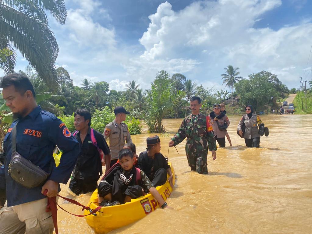 Wujud Sinergitas Babinsa, Bhabinkamtibmas Serta BPBD Kabupaten Penajam Paser Utara  Atasi Banjir Desa Karang Jinawi