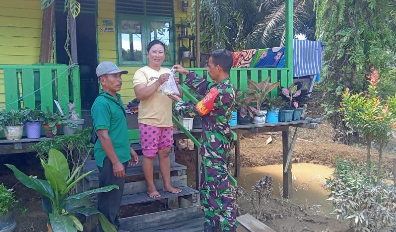 Pasca Banjir Di Desa Karang Jinawi Babinsa Koramil Sepaku Berikan Bantuan Nasi Bungkus