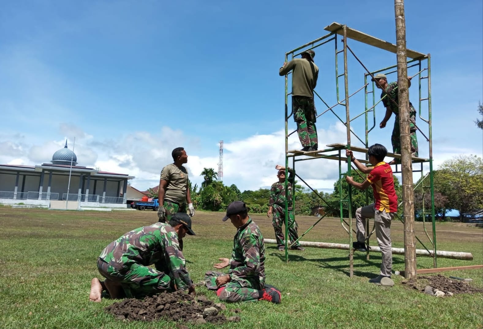 Jelang Pembukaan TMMD ke 116, Personel Kodim Laksanakan Gotong royong Penyiapan Tempat Kegiatan