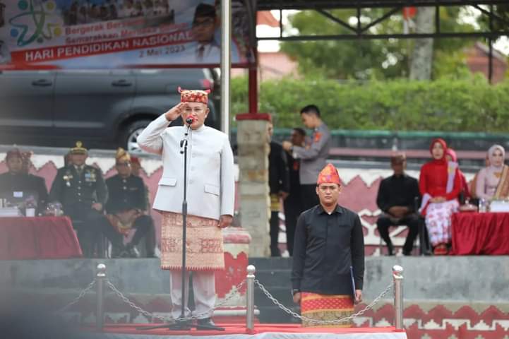 Kanakan Pakaian Adat Nanang Ermanto Pimpinan Jalanya Upacara Hardiknas