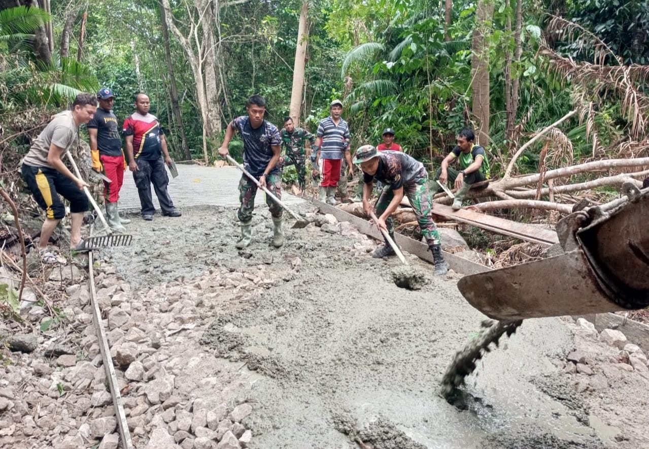 Gerak Cepat Satgas TMMD 116  Kodim 0112/Sabang dan Warga Ratakan Adonan Semen