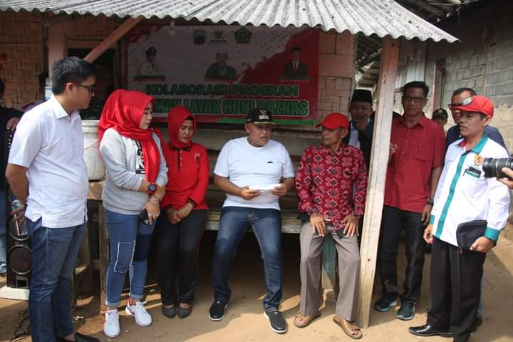 Bupati Nanang Ermanto Serahkan Bantuan Pembangunan RTLH Jadi RLH Kepada 3 Warga Desa Gedung Agung