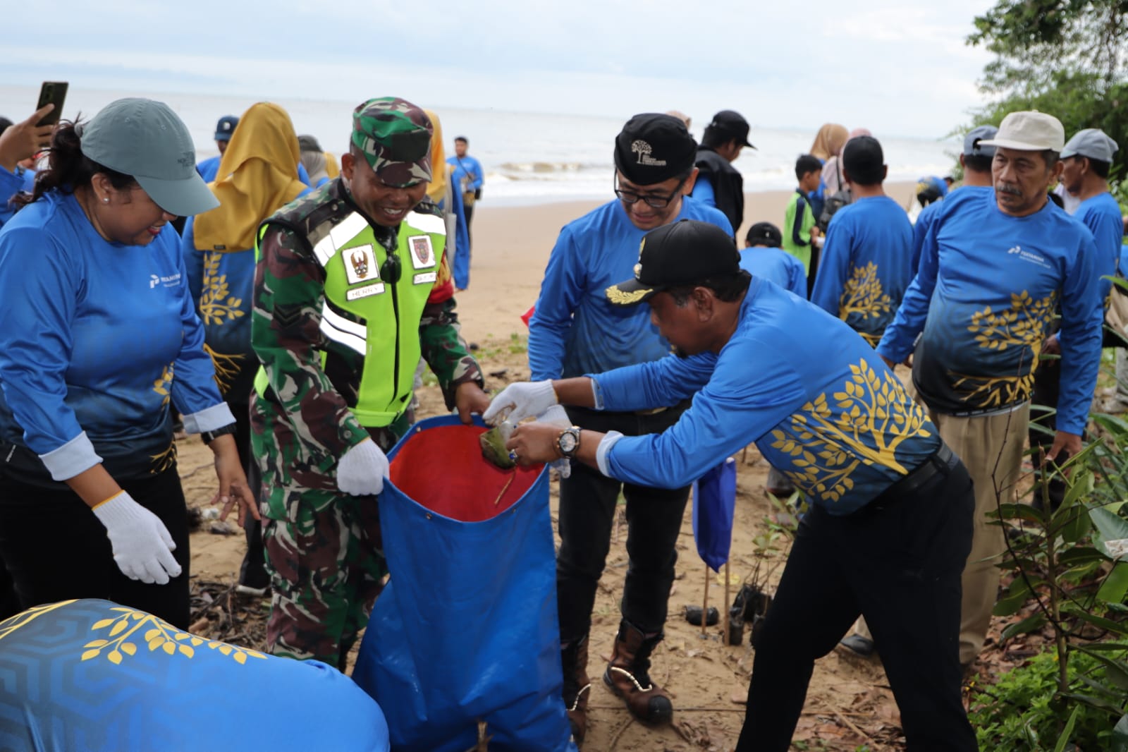 Peringati Lingkungan Hidup Sedunia, Babinsa Tanjung Tengah dampingi Bupati Penajam Paser Utara Pungut Sampah