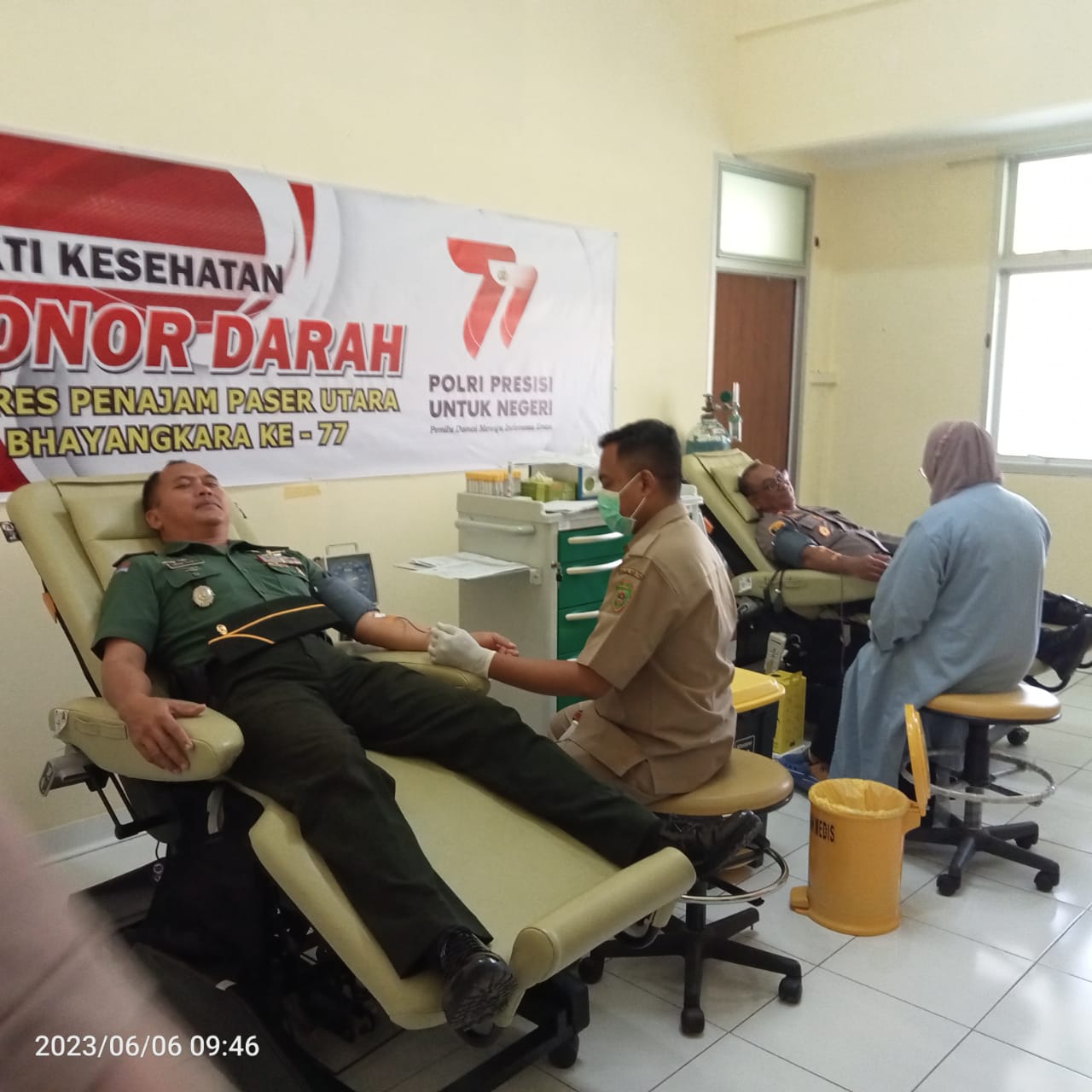 Memperingati HUT Bhayangkara Ke 77, Anggota Kodim 0913/PPU Ikuti Aksi Sosial Donor Darah