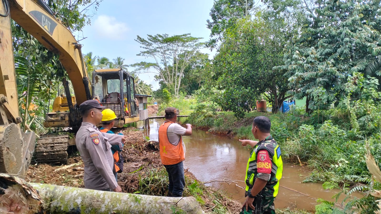 Sinergitas Babinsa dan Bhabinkamtibmas Tanjung Tengah  Pantau Wilayah Binaannya