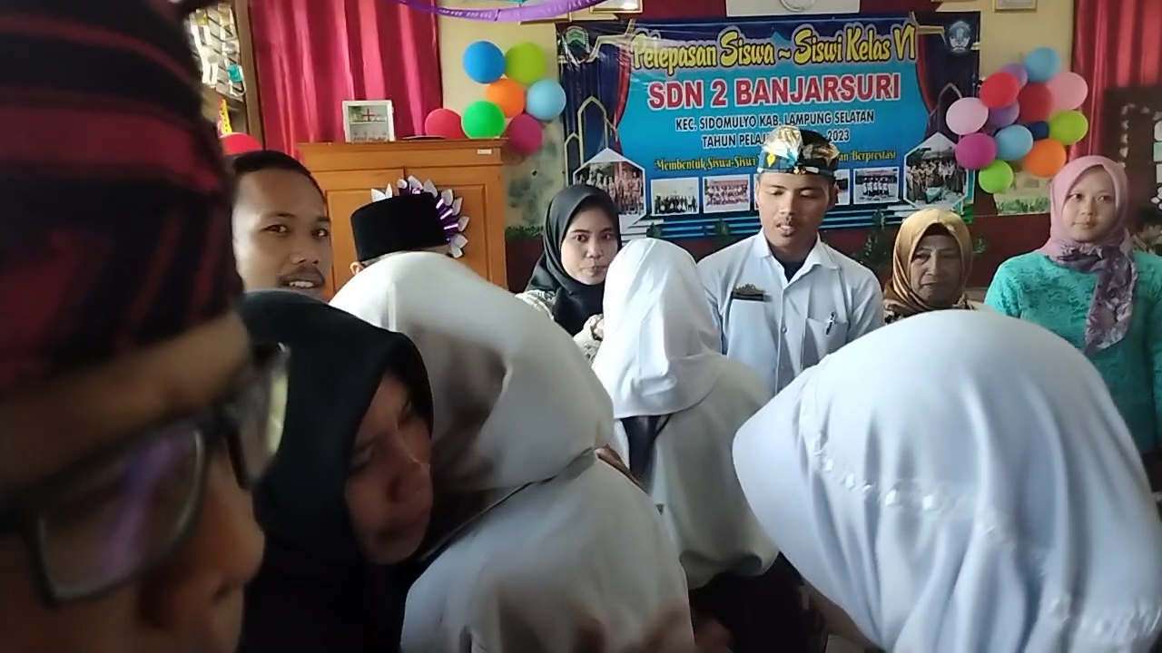 Suasana Haru Iringi Pelepasan 39 Siswa-Siswi SDN 2 Banjarsuri Kecamatan Sidomulyo