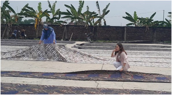Tim Pengabdian UNISRI Surakarta Adakan Pelatihan Pemasaran Melalui Sosial Media di UMKM Batik