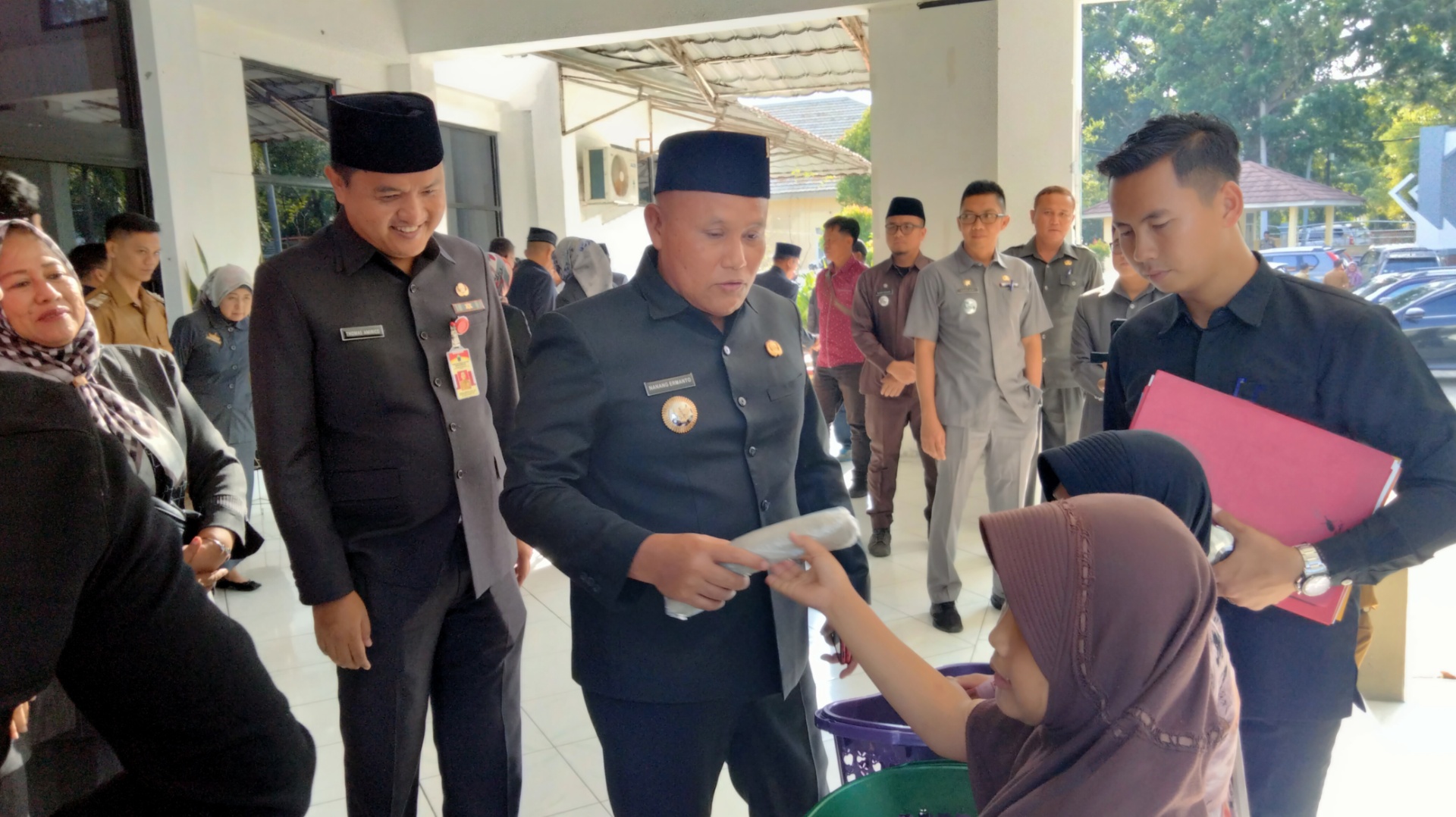 Peduli Pedagang Kecil,Nanang Borong Dagangan Pedagang Asongan