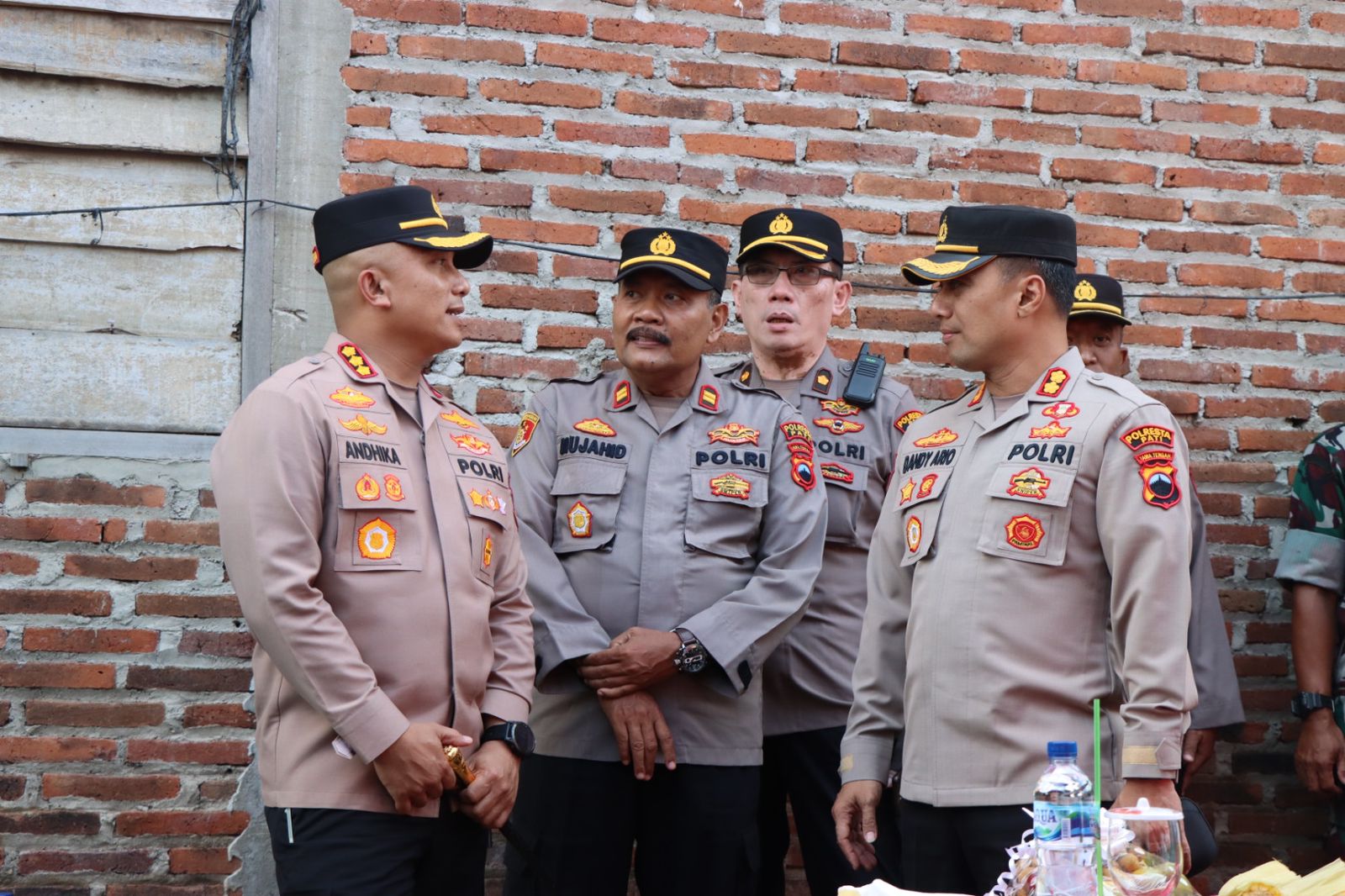 Warga Regaloh Dapat Hadiah !!! Kapolsek Tlogowunggu dan Kapolresta Pati Berikan Program Bedah Rumah