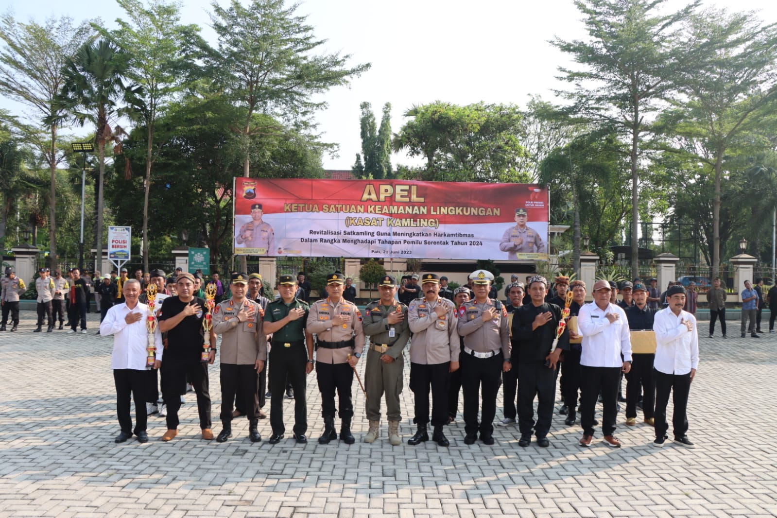 Lomba Satkamling, Polresta Pati Serahkan Hadiah ke Sejumlah Warga Pemenang