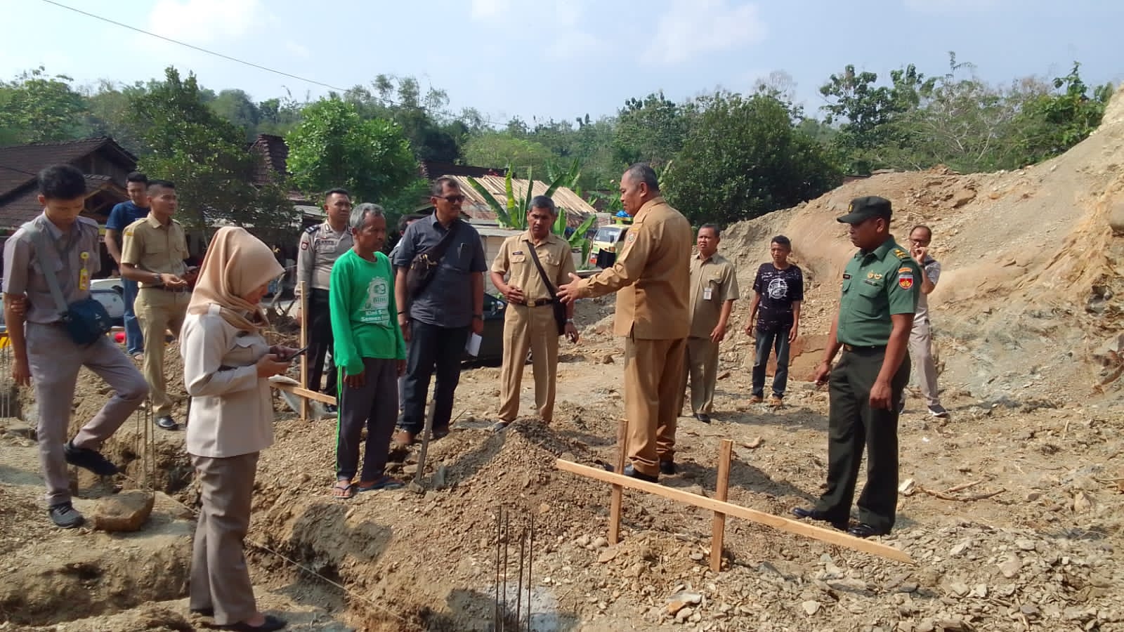 Bantu Permasalahan Batas Tanah, Anggota Koramil Wonosegoro Bantu Mediasi
