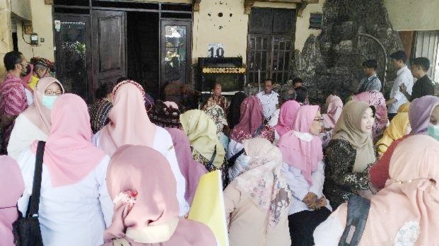 Ratusan Guru Di Surabaya Tak Bisa Tarik Uang Rp2,3 Miliar, Ternyata Uangnya Ditilap Ketua Koperasi