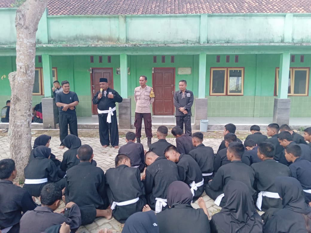 Calon Warga PSHT Blora Mengikuti Tes Kenaikan Sabuk