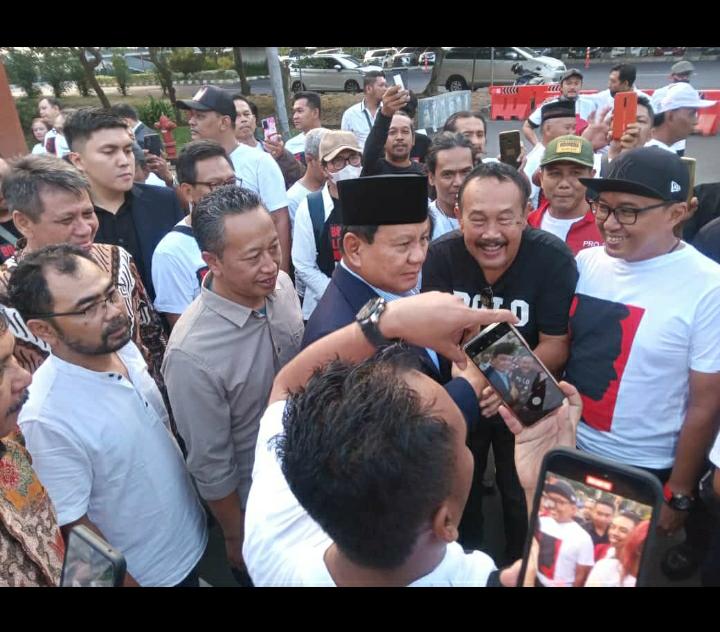 Jumat Sore Prabowo Tiba Dibandara Langsung Disambut Ratusan Relawan Jokowi dan Gibran