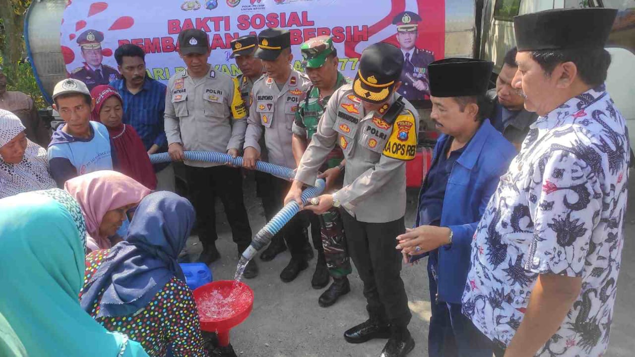 Jum’at Curhat Special, Kapolres Sampang Bagikan Air Bersih dan Sembako di Hari Bhayangkara ke 77
