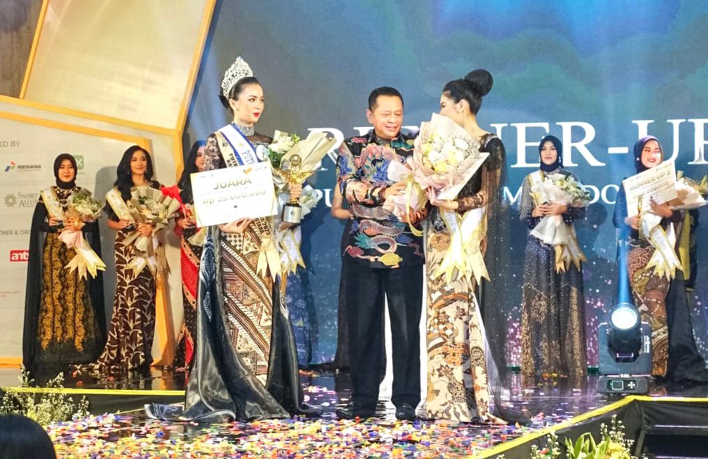 Ketua MPR RI Berikan Trophy Puteri Otonomi Indonesia 2023