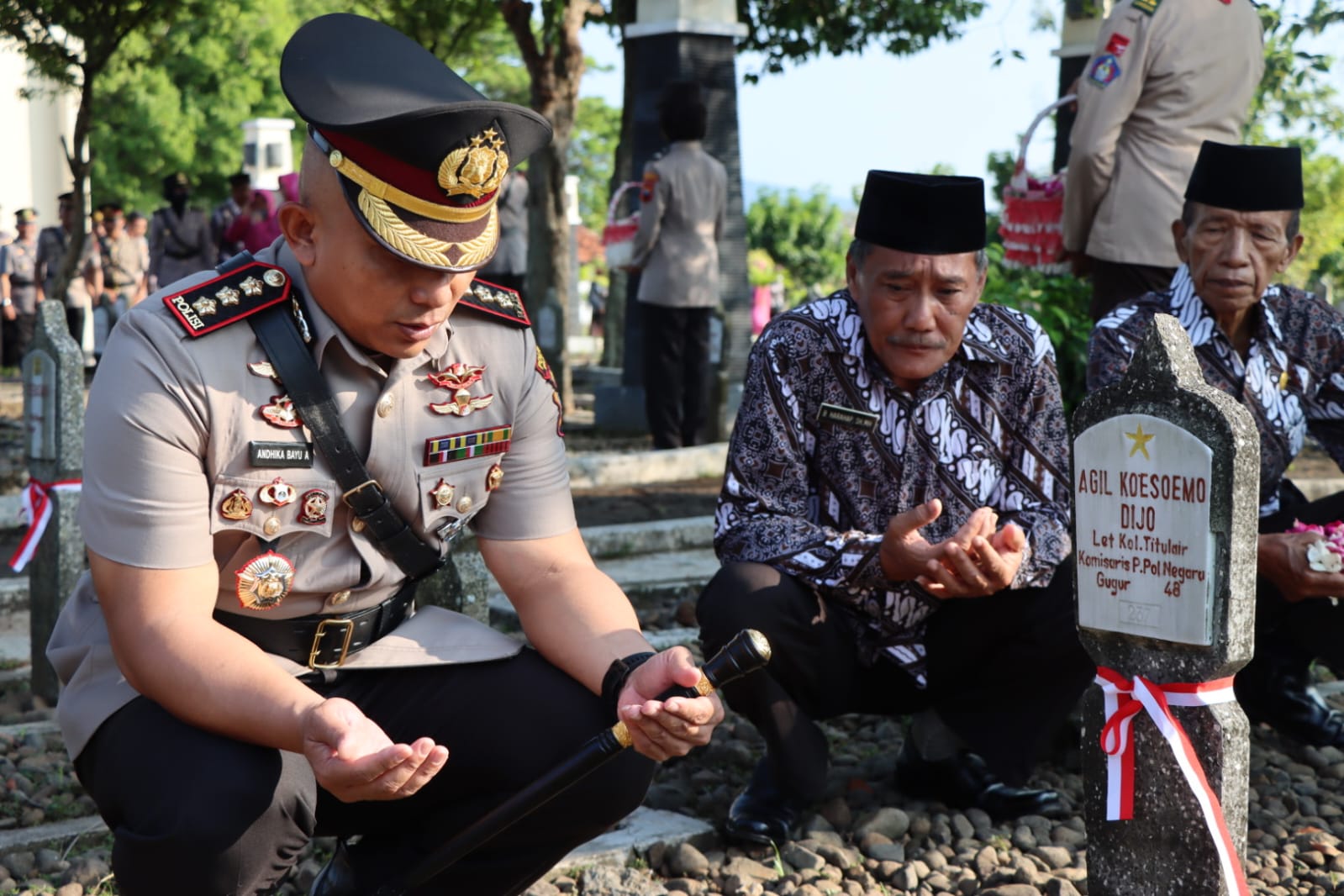 Kapolresta Pati : Ziarah Rombongan dan Tabur Bunga