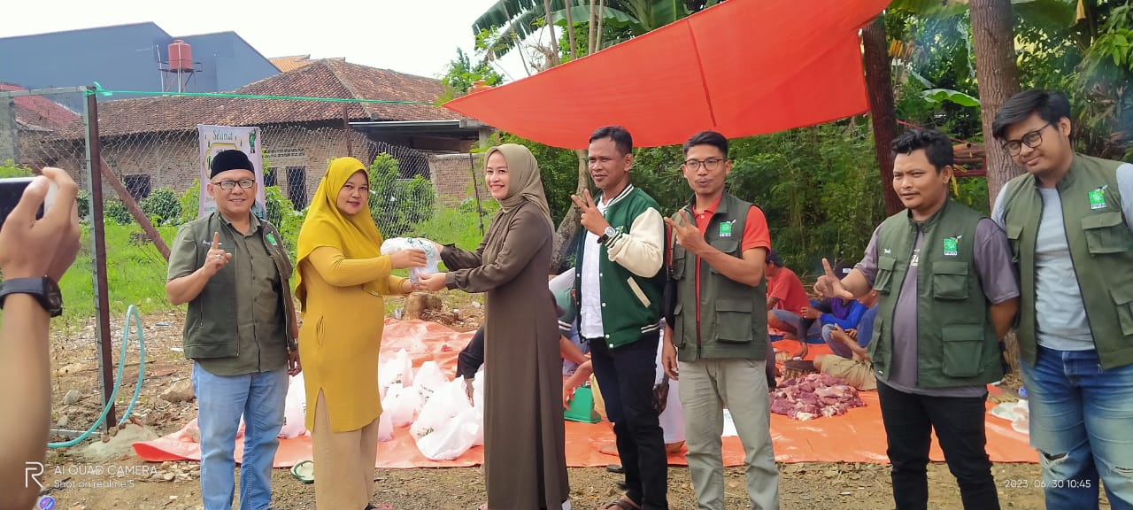 Bacaleg Kota dari F-PKB, Fariyanti Marleni Sumbangan Hewan Kurban di Dua Lokasi