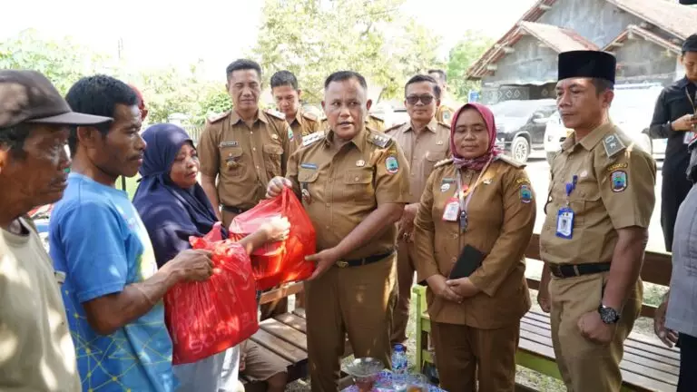 Bupati Nanang Ermanto Serahkan Bantuan Perumahan Stimulan Swadaya Kepada Warga Natar