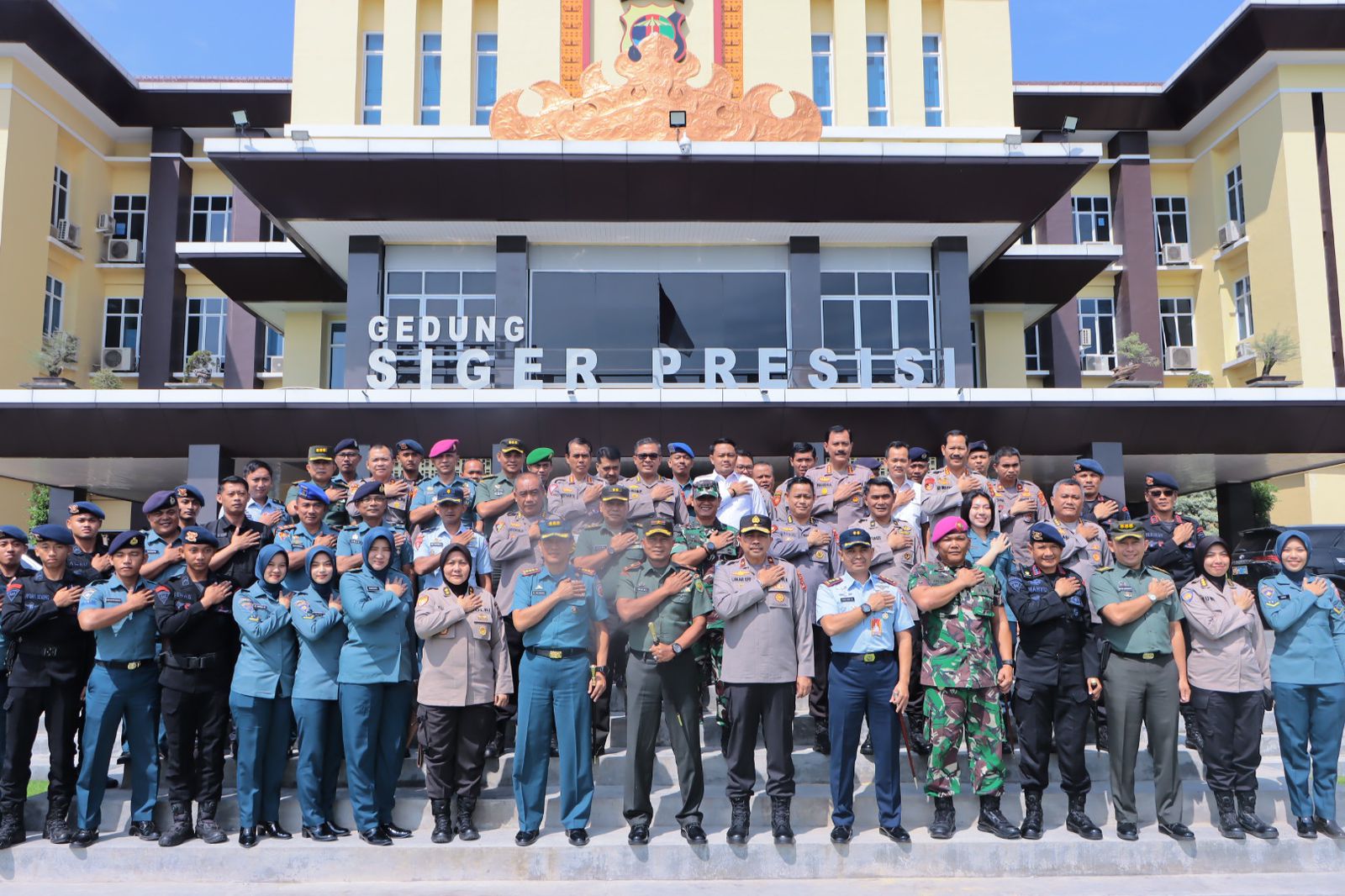 Wujud Sinegritas TNI-Polri, Danrem, Danlanal, Danlanud dan Danbrigif Lampung Berikan Kejutan di Hari Bhayangkara Ke 77