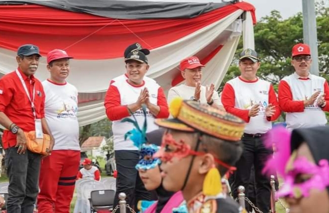 Bupati Nanang Ermanto Lepas Parade Budaya Kontingen Jumbara