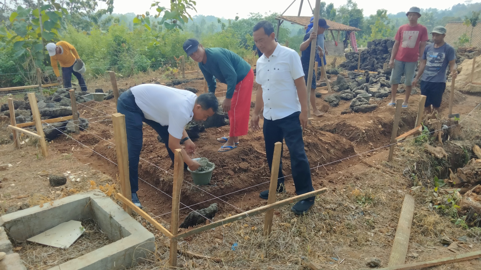 Camat Candipuro Letakan Batu Pertama Pembangunan Program Bedah RTLH di Desa Sidoasri