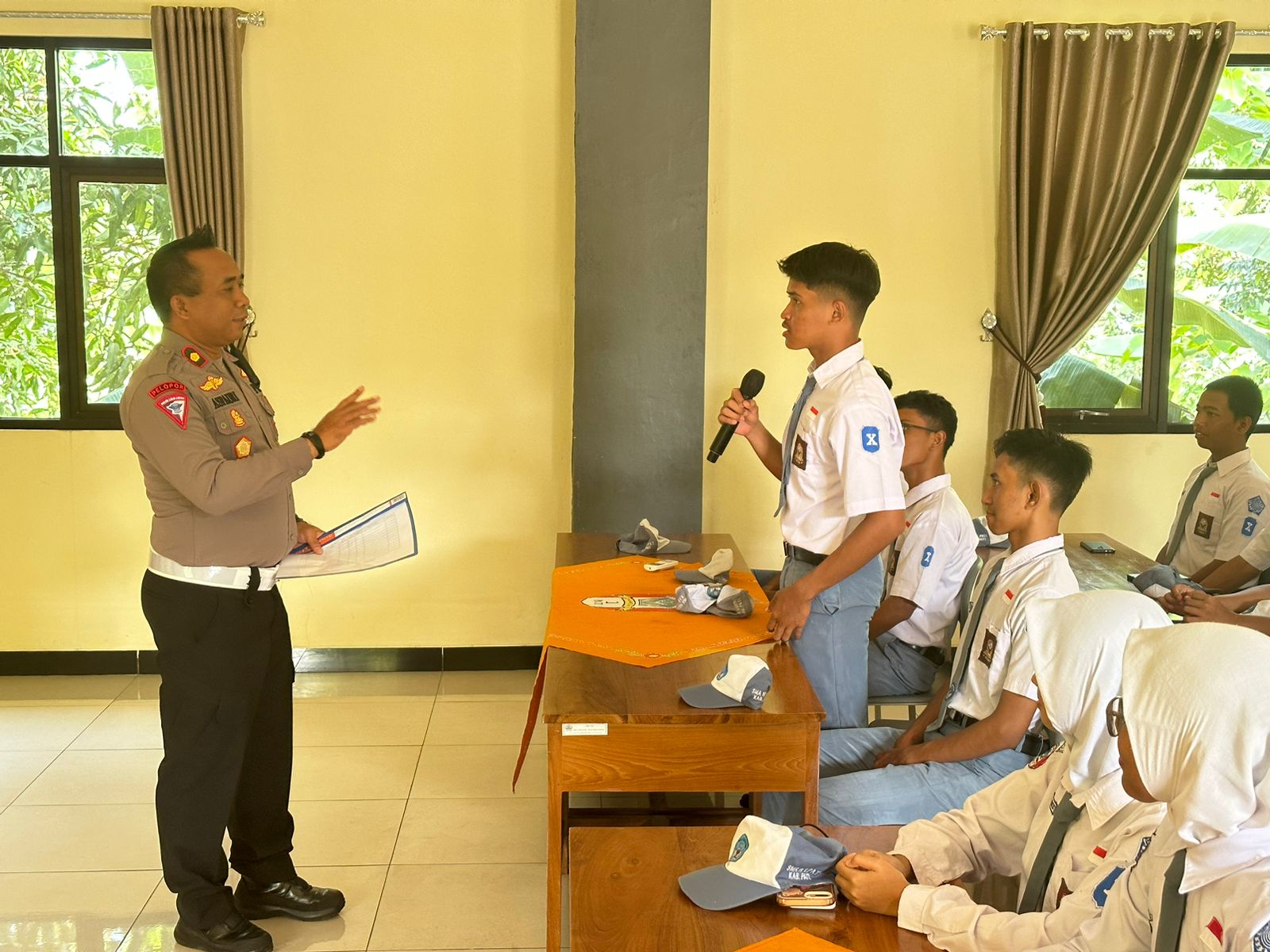 Kasatlantas Polresta Pati Pemaparan Tertib Berlalu Lintas ke Para Pelajar