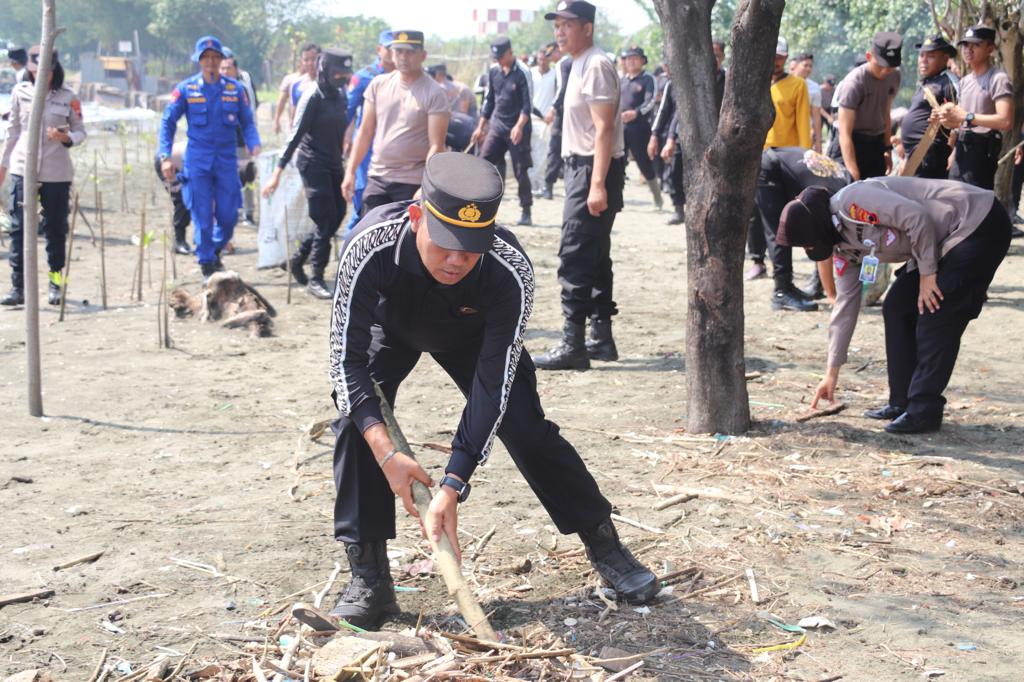 Peduli Lingkungan, Polres Kendal Bersihkan Sampah di Pantai Ngebum