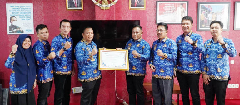 Pemkab Lamsel Terima Penghargaan Sebagai Pemda Terbaik Atas Ketepatan Pengiriman Data Gaji
