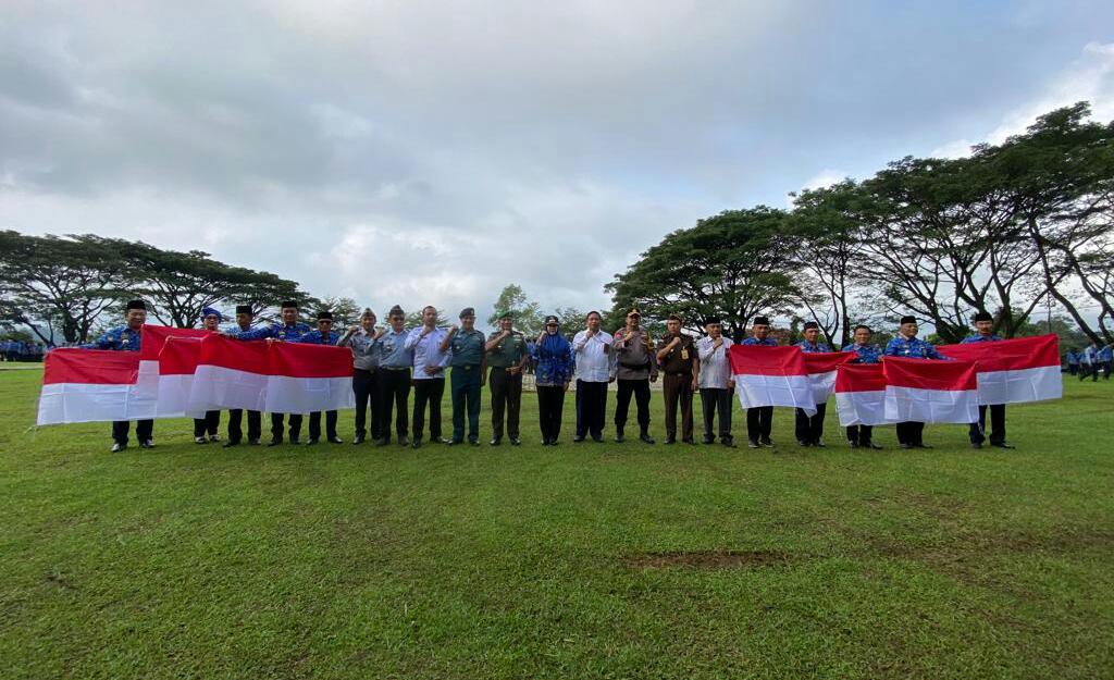 Polres Tanggamus Ikuti Upacara dan Pembagian 10 Juta Bendera