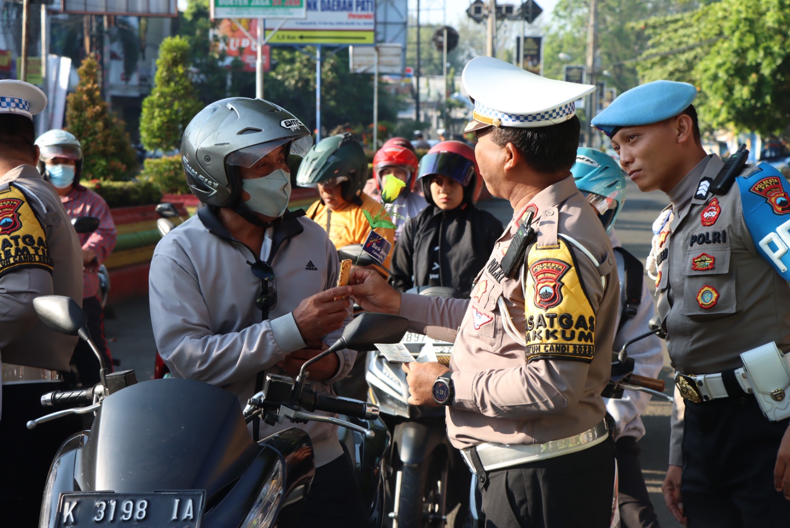 Tepat Sasaran, Kasatlantas Polresta Pati No Tilang, Pengendara Diberi Hadiah