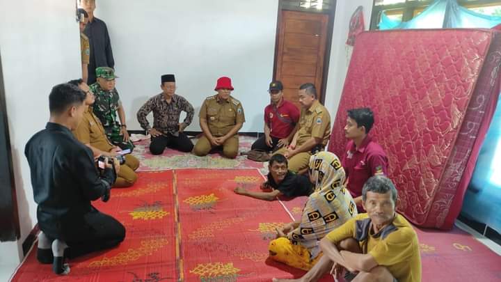 Bupati Nanang Ermanto Serahkan Bantuan Bedah Rumah Untuk Warga Desa Sidowaluyo