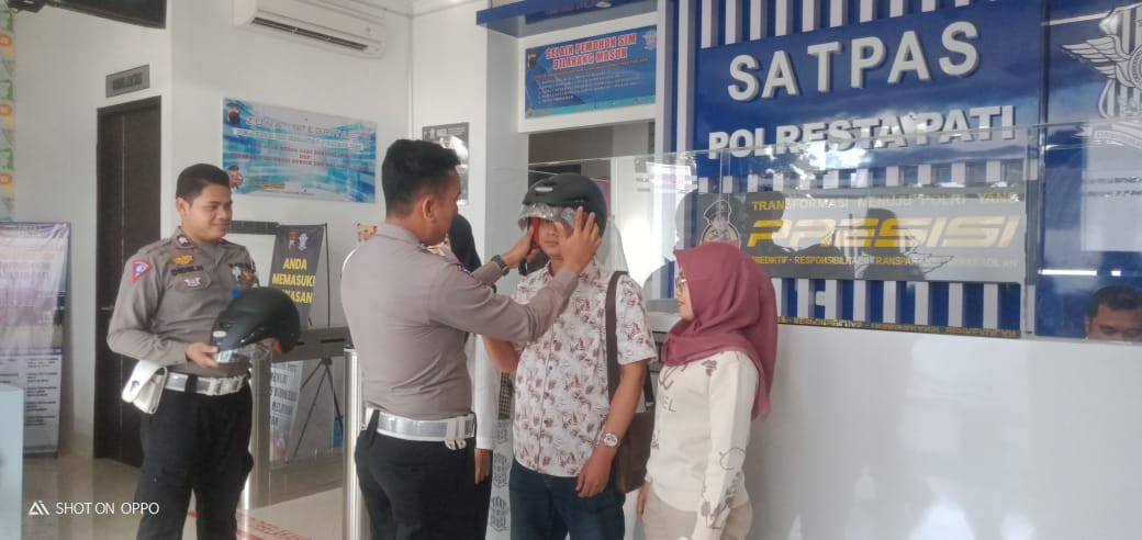 Utamakan Keselamatan, Baur SIM Satlantas Polresta Pati Serahkan Helm Gratis ke Para Pemohon SIM