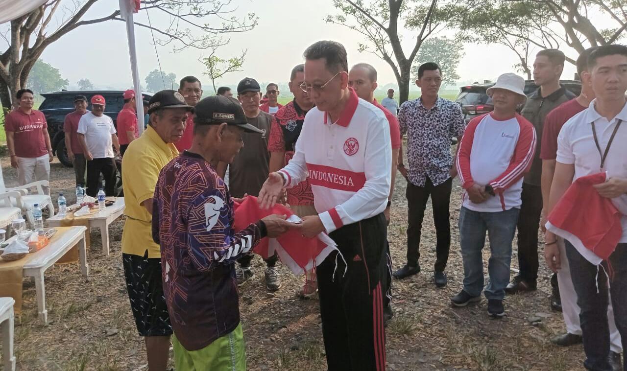 Jelang HUT RI Ke 78 Penjabat Bupati Pringsewu Bagikan Bendera Merah Putih Kepada Warga