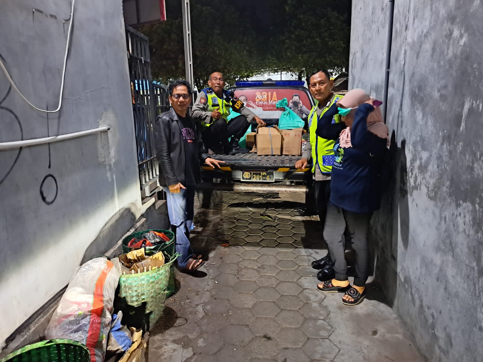 Polisi Razia Satu Rumah  “Matur Pak Kapolsek”