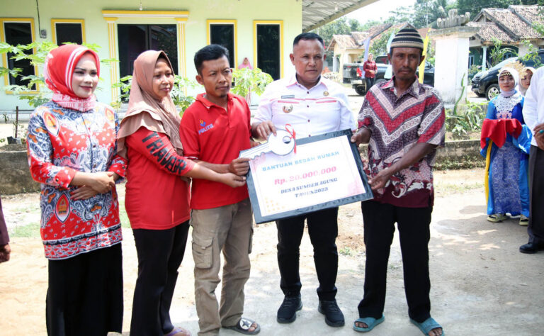 Bupati Nanang Ermanto Resmikan 8 Unit Rumah Program BSPS