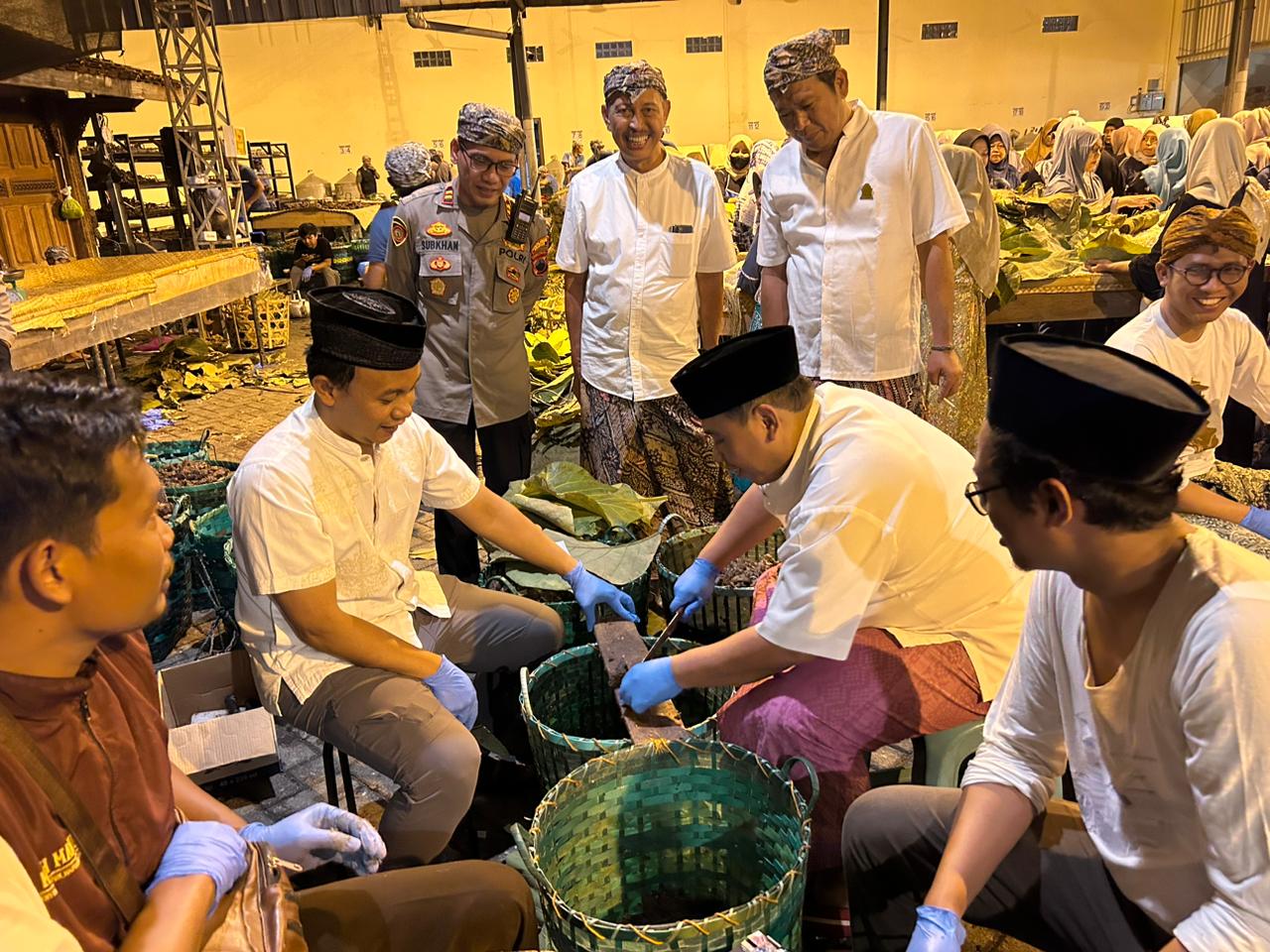 Nasi Jangkrik Menarik !!! Kapolres Kudus dan Wakapolres Turun