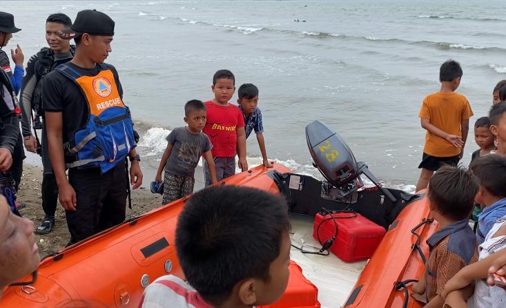 Polres Tanggamus Bersama SAR Gabungan Lakukan Pencarian Anak Tenggelam di Pantai Pematang Sawa