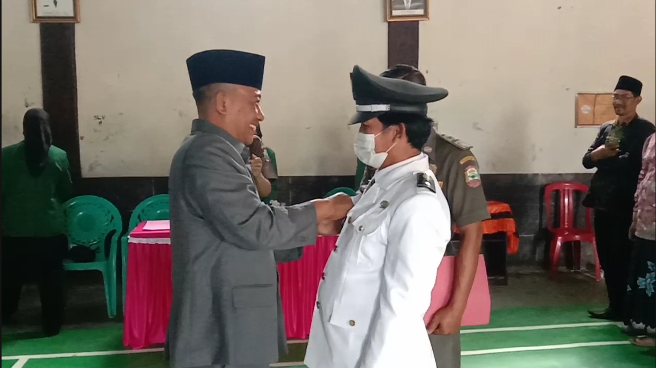 Achmad Sholatan Lantik Beny Erawanto Sebagai Penjabat Kades Desa Sidoasri Kecamatan Candipuro