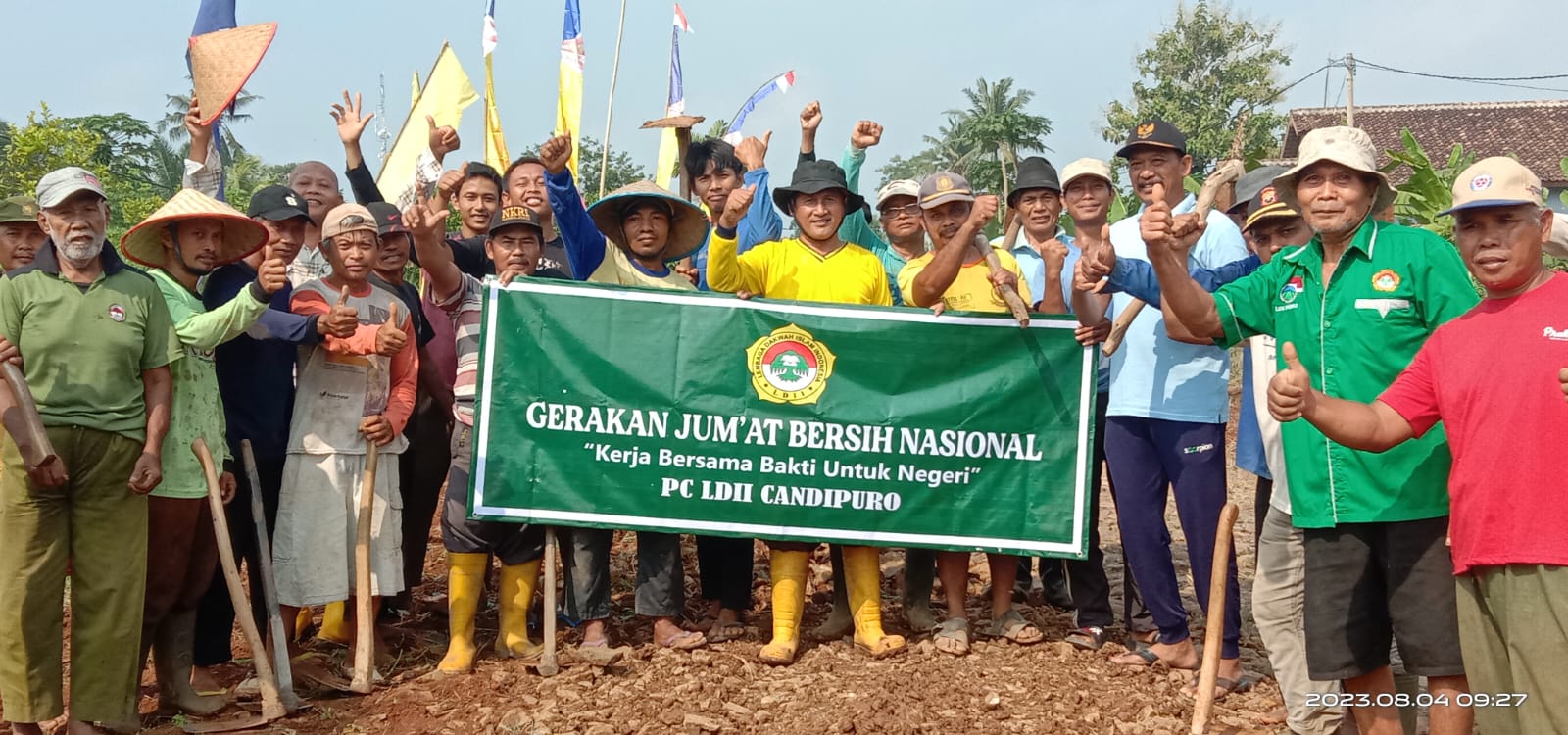 Gerakan Jum’at Bersih Salah Satu Bentuk Kepedulian Masyarakat Desa Batuliman Indah Dusun V Kecamatan Candipuro kabupaten Lampung Selatan