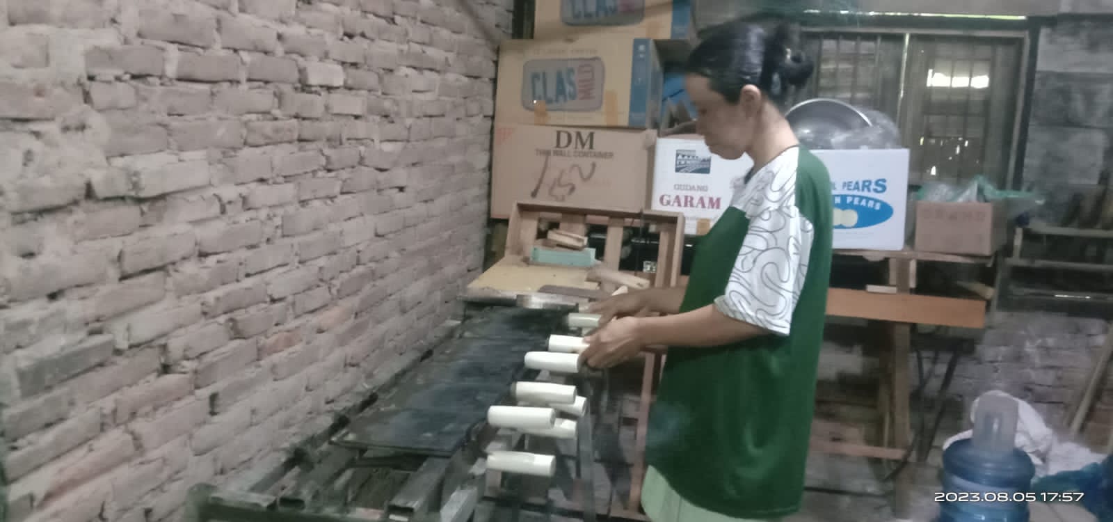 Tingkatkan Perekonomian Keluarga Parsiah Tekuni Pembuatan Kue Semprong