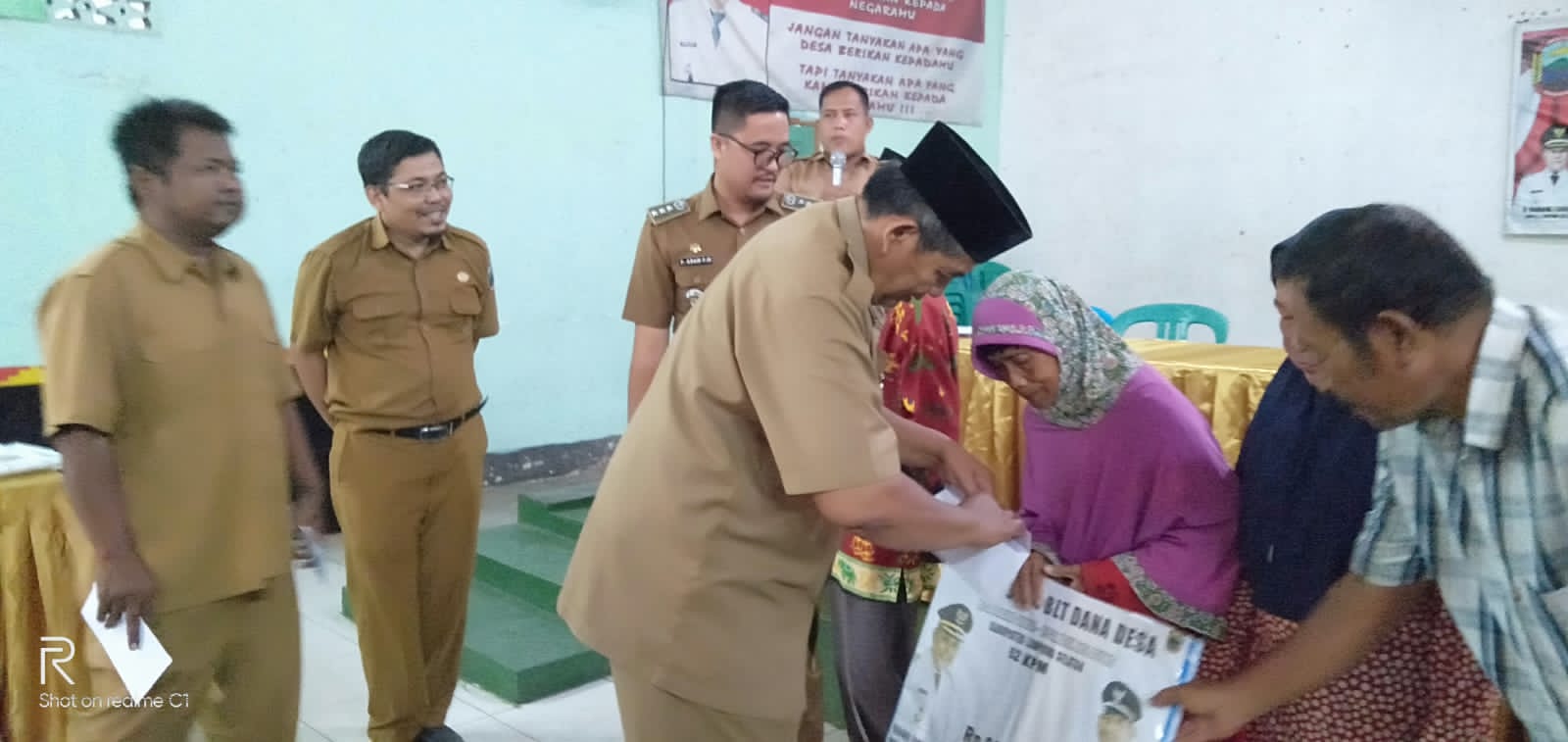 PEMDES KARANG ANYAR SALURKAN BLT-DD TAHAP III TA-2023