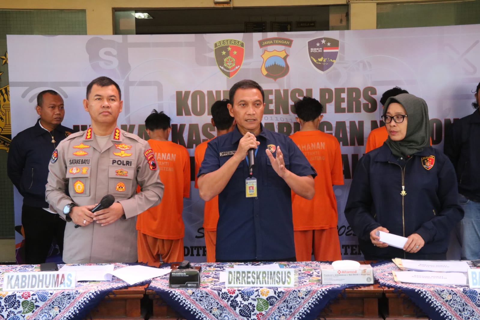 Waspada !!! Empat Pelaku Peretas HP Akhirnya Dibekuk Polisi