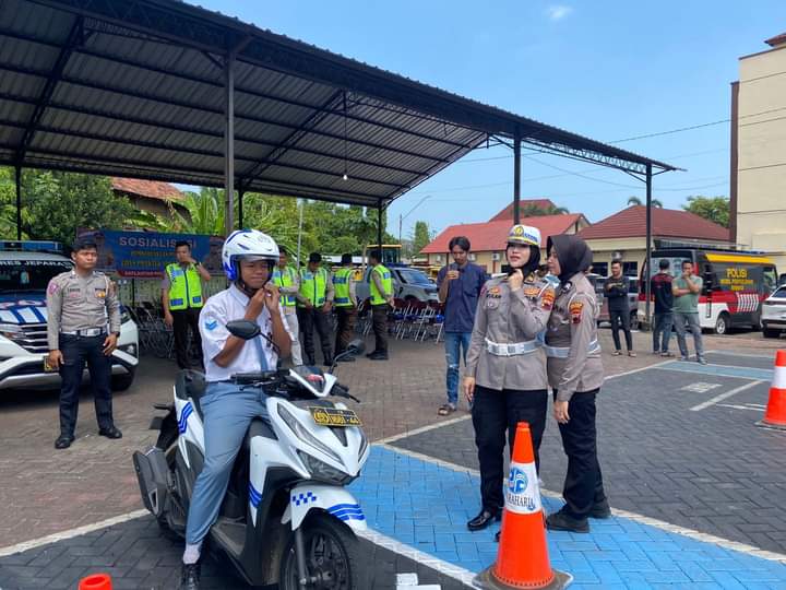 Sirkuit Terbaru, AKP R Ade Triken Deayomi Berikan Pemahaman Ujian Praktik SIM C