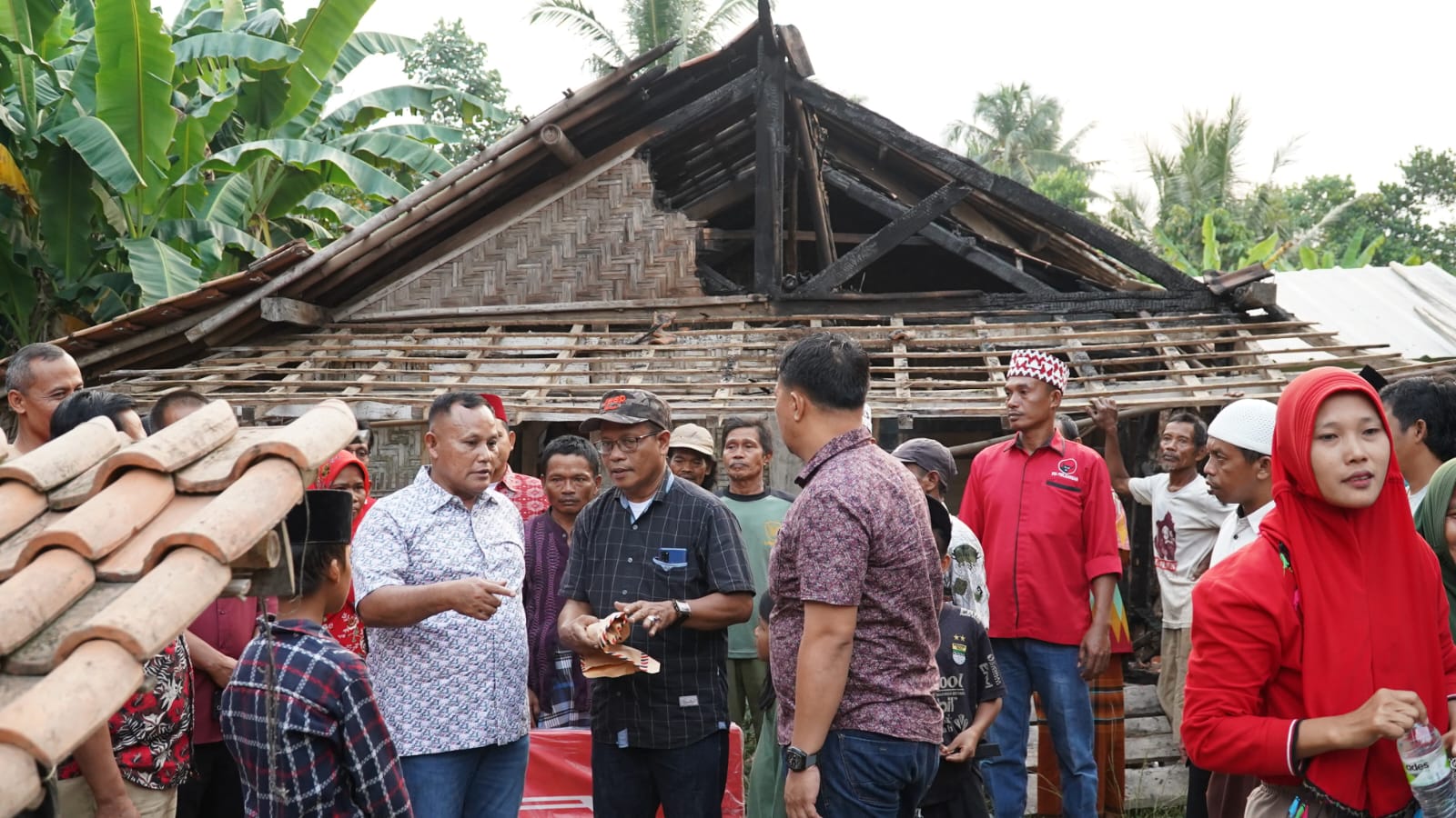 CEPAT TANGGAP BUPATI LAMPUNG SELATAN BERIKAN BANTUAN BEDAH RUMAH KORBAN KEBAKARAN