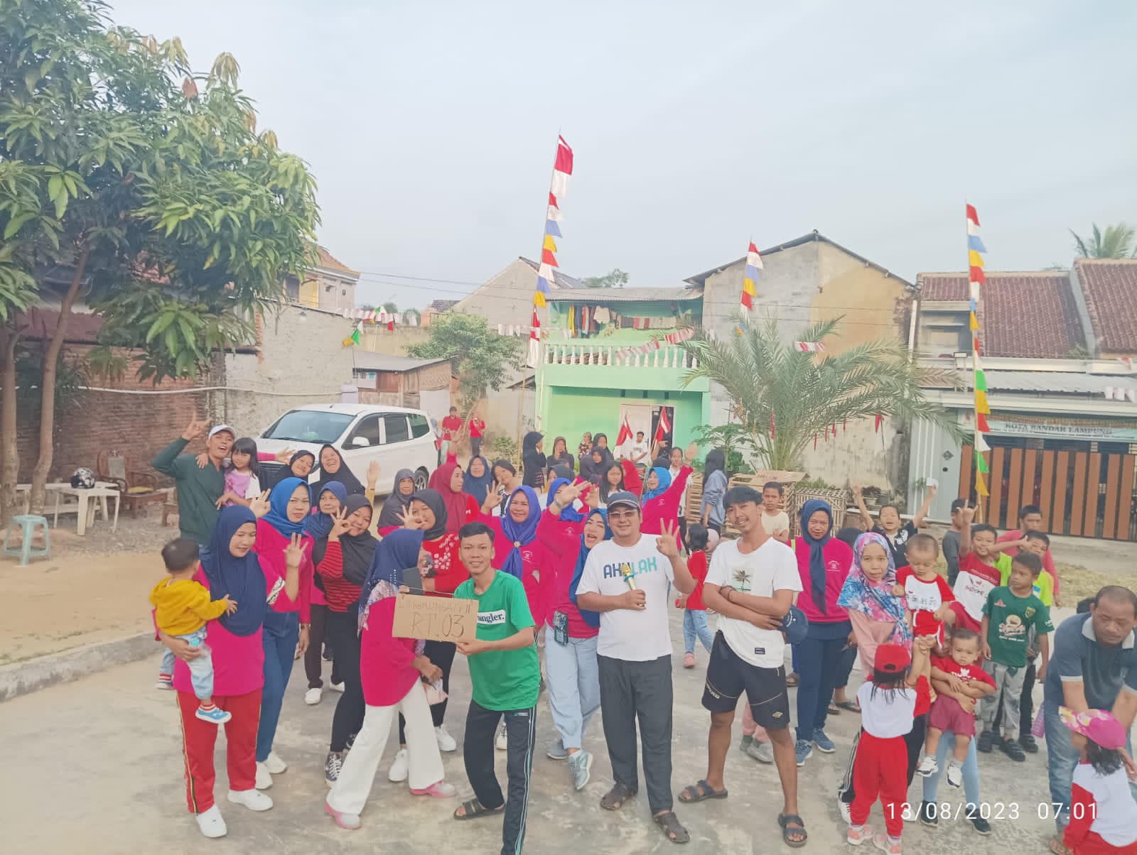 Sambut HUT RI Ke-78 Warga RT 03 LK II Kampung Baru Raya Gelar Jalan Sehat