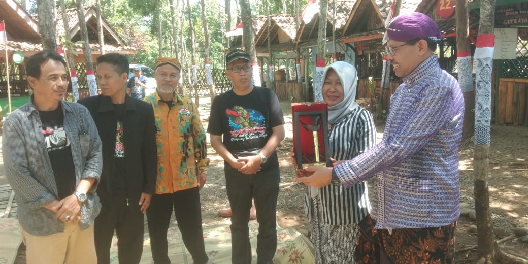 Pokdarwis Kelurahan Mojo Study Banding ke Pasar Wisata Doplang Slogohimo