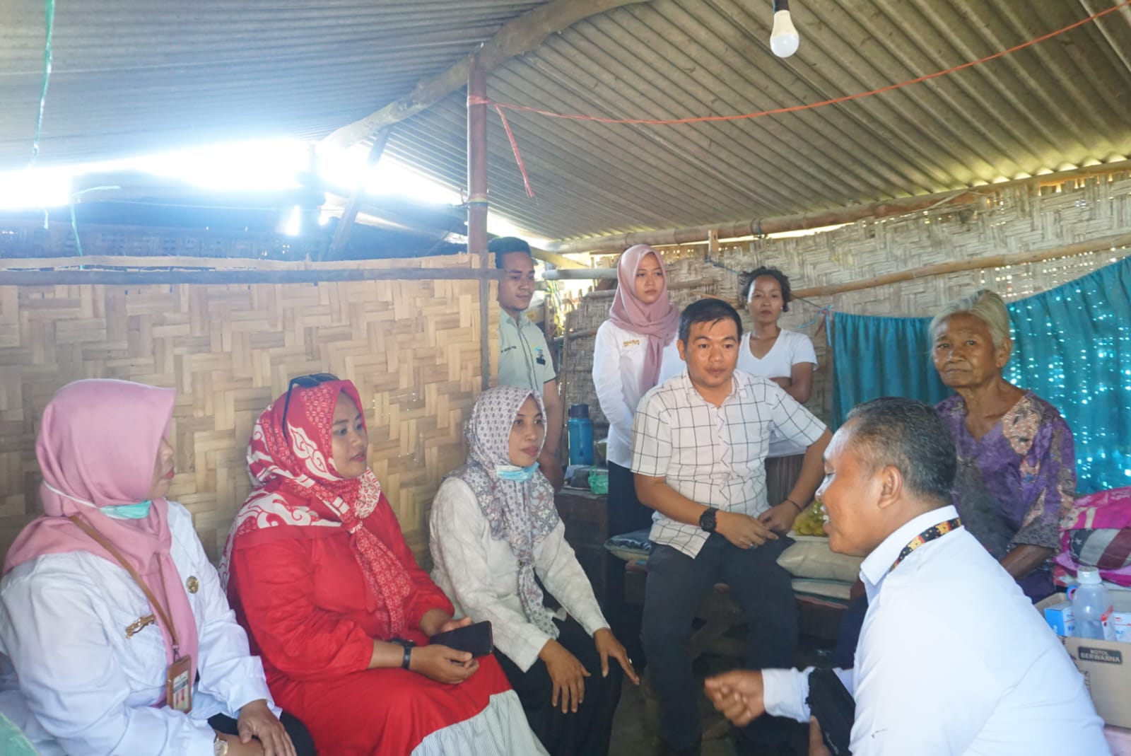 Jenguk Mbah Kartini, Kades Dukuhseti Perhatian dan Berikan Bantuan Sembako